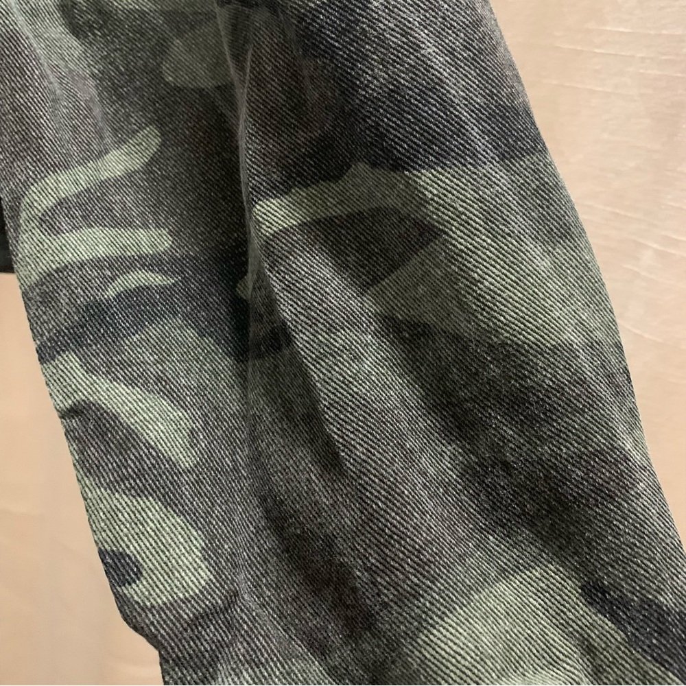 Faded Camo Cropped Button-Up Jacket - Picture 7 of 12